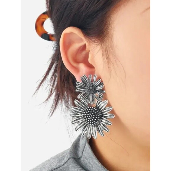 Zara 2025 Antiqued Silver Metal Double Flower Earrings Dangle Sunflower Whimsy - Picture 2 of 11